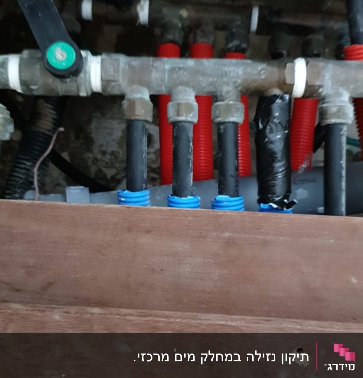 צינורות מים עם מחברים וברזים מתחת לכיור